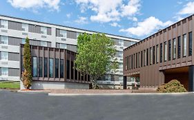 Quality Hotel & Suites